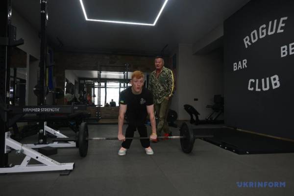 Чемпіонський рух: Пауерліфтер з інвалідністю долає власну вагу двічі 21 Чемпіонський рух: Пауерліфтер з інвалідністю долає власну вагу двічі 21