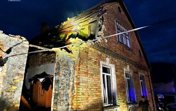 На Київщині чоловік постраждав внаслідок падіння уламків дрона на будинок