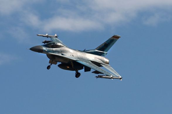 Європа все ще чекає від США дозволу на навчання українських пілотів на F-16 - Politico