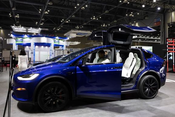 Tesla втретє цього року знижує ціни на флагманські моделі S і X у США