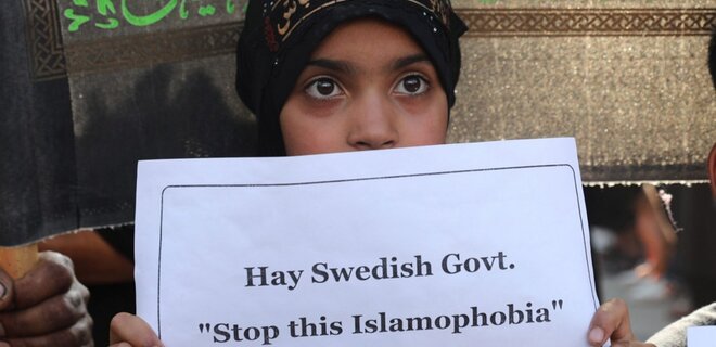 РФ поширює фейки арабською, що влада Швеції нібито підтримує спалення Корану - Фото