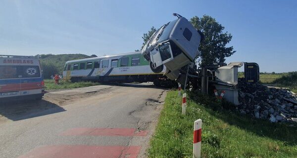 Аварія у Польщі: рейковий автобус врізався у вантажівку,&hellip;