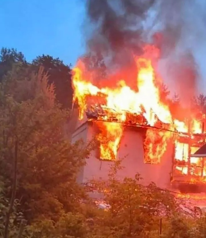 Підпалений будинок у Дерев'яному (Фото – соцмережі) Подожженный дом в Деревянном (Фото – соцсети)