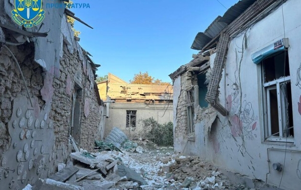 Російські війська влучили в житловий будинок у Херсонській області: є поранена 