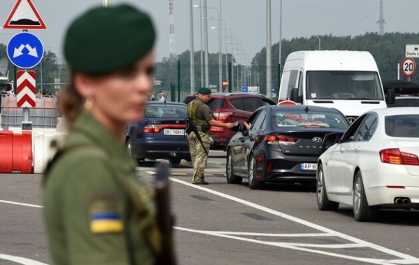 Деяким жінкам обмежать виїзд з України – представник президента