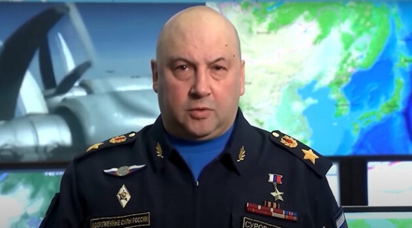 Росіянам показали фотографію живого генерала Суровікіна з дружиною