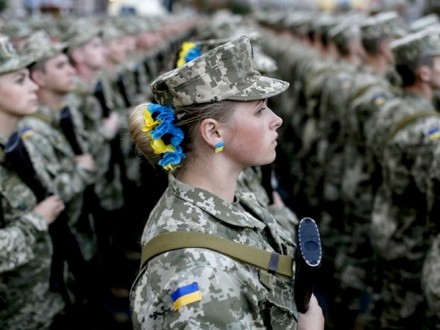 Військовий облік жінок з 1 жовтня: в парламенті пояснили, чи обмежать українкам виїзд за кордон
