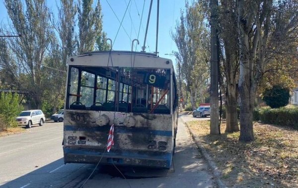 Удар по тролейбусу в Херсоні: У лікарні помер один із постраждалих
