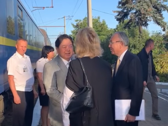 Міністр закордонних справ Японії проїхав до України