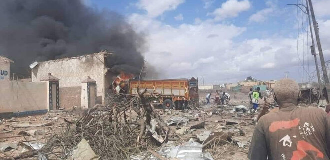 У Сомалі смертник підірвав вантажівку з вибухівкою – загинули 20 людей - Фото