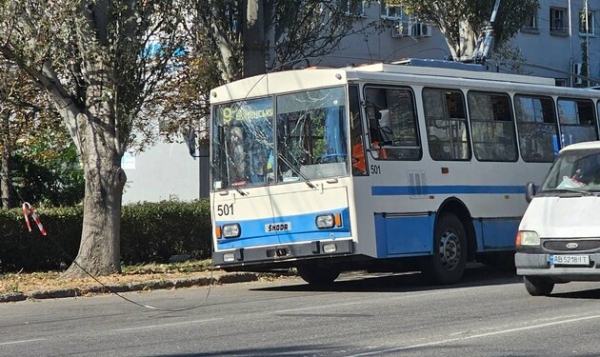 Росіяни вдарили по тролейбусу в Херсоні. Є постраждалі та загиблий