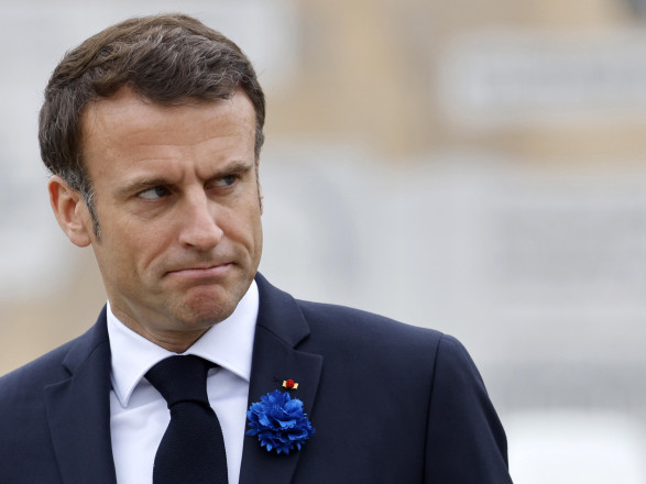Макрон каже, що посла Франції «тримають у заручниках у посольстві» в Нігері