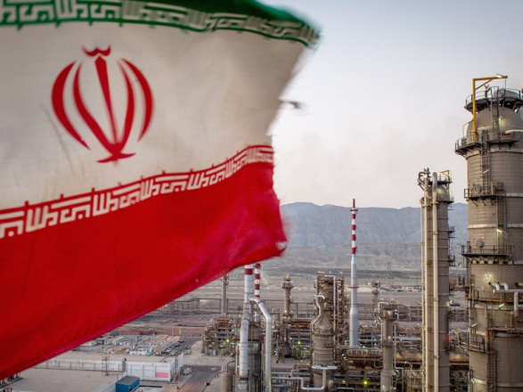 Іран домовився про пом'якшення санкцій зі США, це дозволить конкурувати з росією на азіатських нафтових ринках — Bloomberg