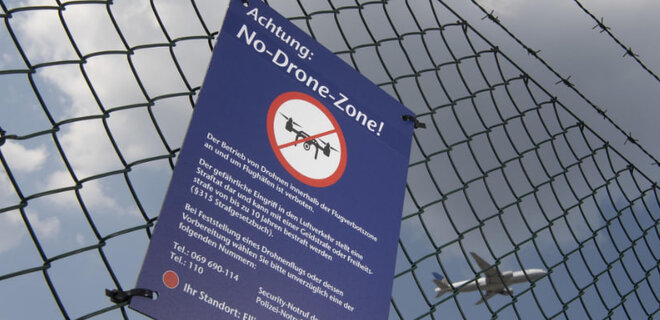 Над найбільшим аеропортом Німеччини кружляв невідомий дрон. Рейси скасували – Hessenschau - Фото