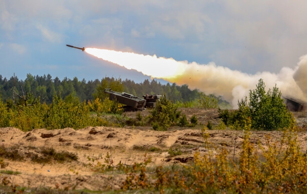 Німеччина вперше передала Україні касетні ракети для MLRS, а також ЗРК IRIS-T та вантажівки