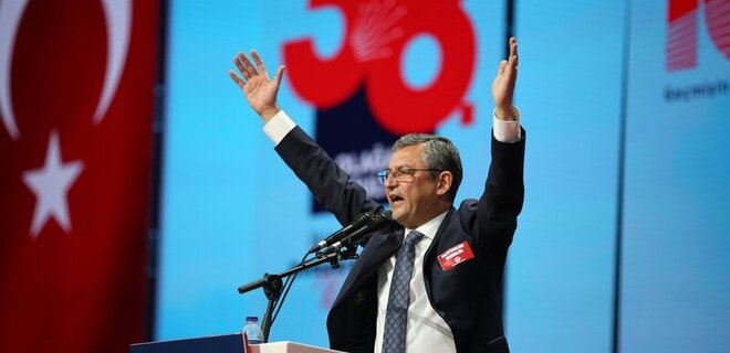 У турецької опозиції новий лідер. Засновану Ататюрком партію очолив депутат Озгюр Озель - Фото