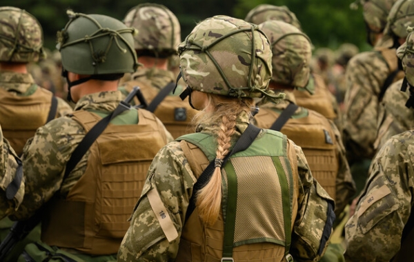 В Україні намагаються залучити до армії більшу кількість жінок — NYT 
