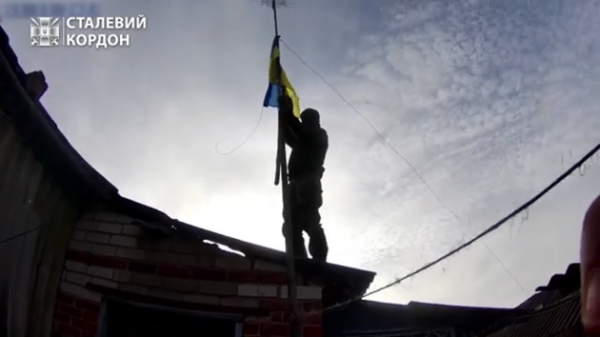 Сіра зона: У Тополях на Харківщині підняли український стяг 