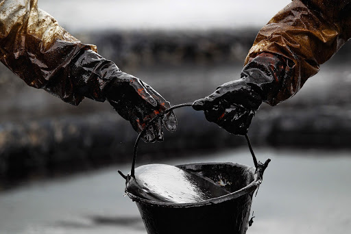 Нафта дорожчає на тлі компенсації побоювань щодо поставок слабкими даними з Китаю
