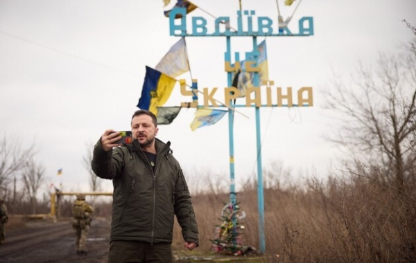 Тримають на собі життя України: Зеленський відвідав бойові позиції в Авдіївці