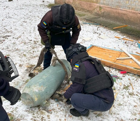 Знайдену в Києві бойову частину російської ракети вивезли за межі міста