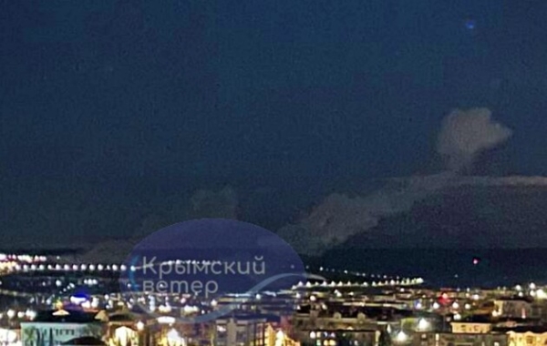 У Севастополі прогриміли вибухи. Над містом видно стовпи диму