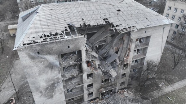 У Донецькій області окупанти влучили у будівлю, де проживали рятувальники: є поранені