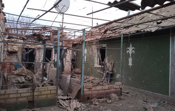 Окупанти влучили в житловий будинок у Херсонській області: є загибла та поранені