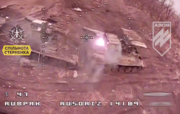 Росіяни на тягачах хотіли вкрасти український танк, але FPV-дрони зруйнували їхні плани