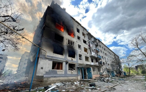 Російська авіація скинула бомбу на п’ятиповерхівку в Очеретиному: є загибла і поранені