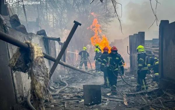 В Одесі пролунали вибухи: росіяни атакували місто балістичними ракетами
