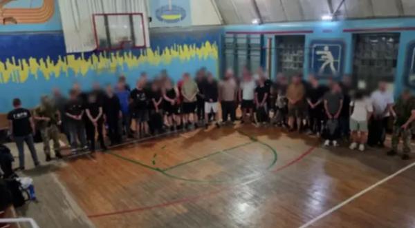 Біля кордону з Молдовою затримали вантажівку, яка перевозила у причепі понад 40 чоловіків — Демченко 