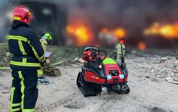 Пожежу в Київській області після російського удару гасять пожежним потягом