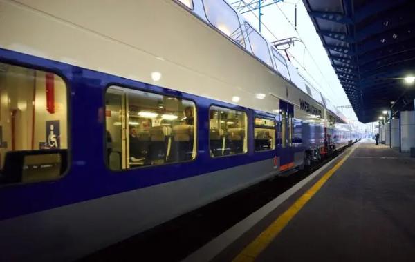 Росіяни вдарили по залізниці біля Харкова: частину поїздів затримали, є постраждалі