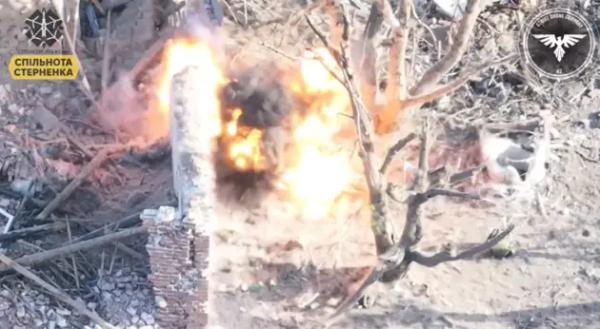 Росіянин вирішив відфутболити дрон ЗСУ, який завис над ним. Ідея виявилася не найкращою Росіянин вирішив відфутболити дрон ЗСУ, який завис над ним. Ідея виявилася не найкращою