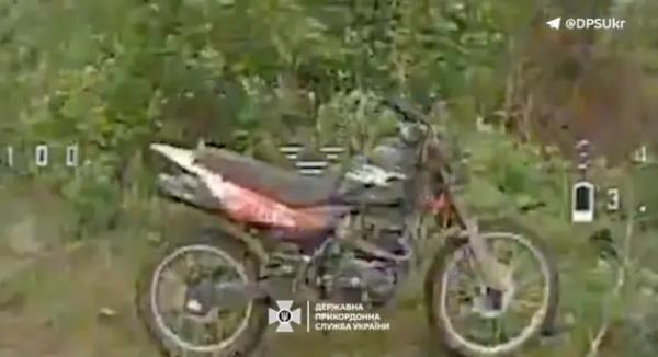 Росіяни хочуть пересадити своїх вояків на транспорт, який вважають невразливим для українських дронів Росіяни хочуть пересадити своїх вояків на транспорт, який вважають невразливим для українських дронів