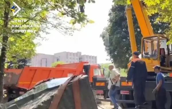 В окупованому Луганську російські загарбники знищили пам’ятники жертвам Голодомору та сталінських репресій В окупованому Луганську російські загарбники знищили пам’ятники жертвам Голодомору та сталінських репресій