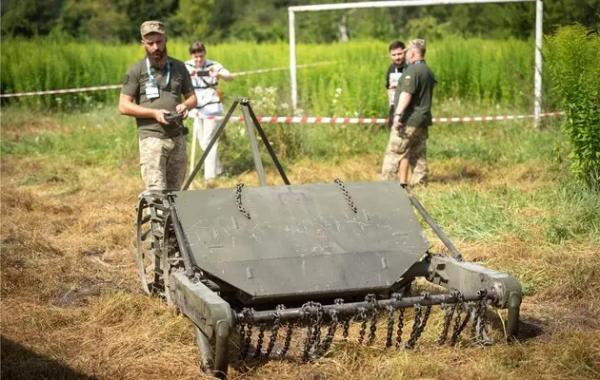 Розмінування полів: розробники випробували роботизовані косарки, яких потребують сапери