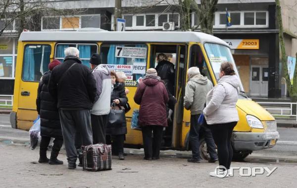 Росіяни з дрона скинули вибухівку на маршрутку у Херсоні: є поранені