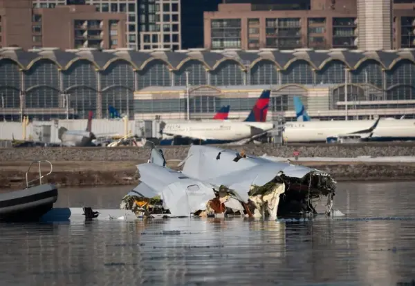 CNN показала нові відео зіткнення літака American Airlines&hellip;