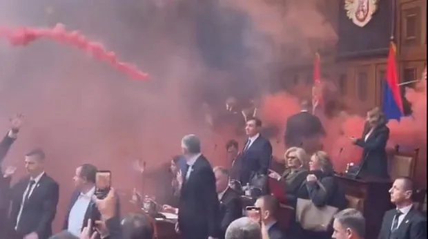 У парламенті Сербії відбулися заворушення з димовими шашками та пораненими – відео У парламенті Сербії відбулися заворушення з димовими шашками та пораненими – відео
