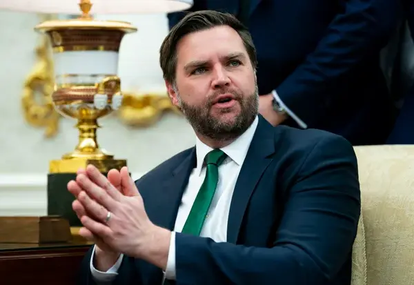 Джей Ді Венс назвав китайців “селянами”, Китай відповів