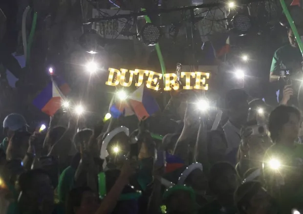 Експрезидент Філіппін перемагає на місцевих виборах, знаходячись у Гаазі за ордером МКС Експрезидент Філіппін перемагає на місцевих виборах, знаходячись у Гаазі за ордером МКС