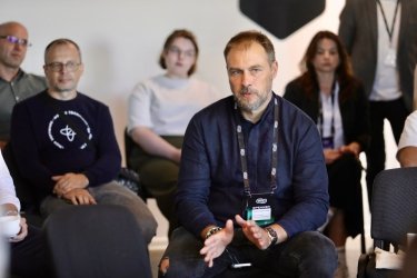 Спілкування з фахівцями Sigma Software під час традиційної Фіки - зустрічі з керівництвом, де можна дізнатись останні новини та поставити будь-яке питання.