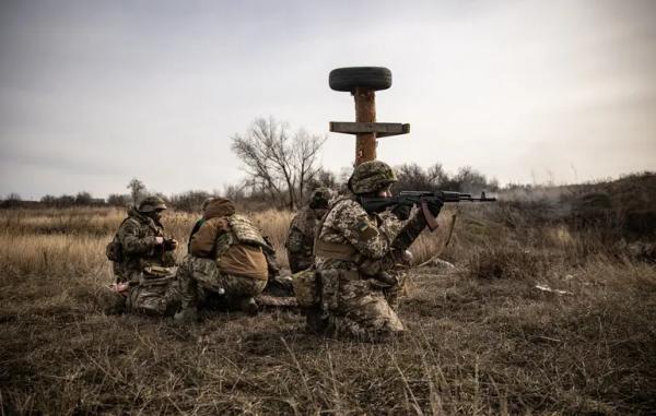 Військові ЗСУ на лиманському напрямку взяли у полон громадянина Узбекистану Військові ЗСУ на лиманському напрямку взяли у полон громадянина Узбекистану