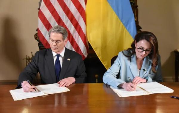 Зеленський та Україна повернули собі прихильність Трампа. Принаймні поки що — Bloomberg