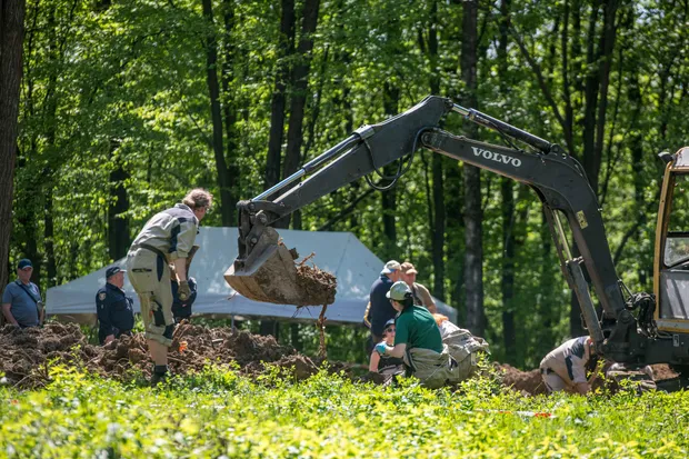 Ексгумація жертв Волинської трагедії у Пужниках: дослідники почали вилучення останків Ексгумація жертв Волинської трагедії у Пужниках: дослідники почали вилучення останків