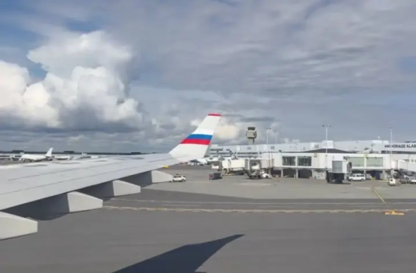 Літак із журналістами кремлівського пулу приземлився на Алясці