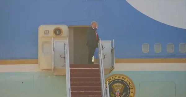 Трамп вилетів до Аляски для переговорів з путіним 