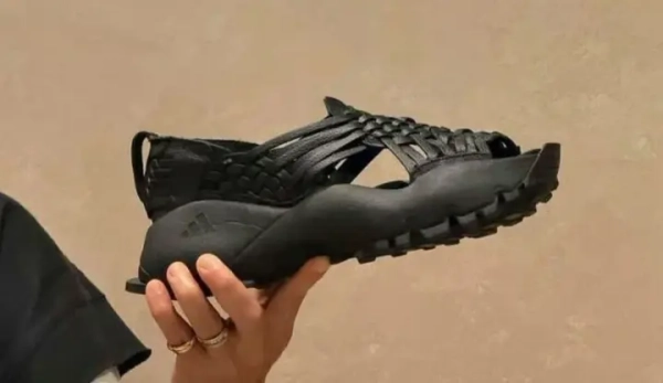 Adidas вибачається за сандалі, що копіюють гуараче: Мексика вимагає від спортивного гіганту компенсації